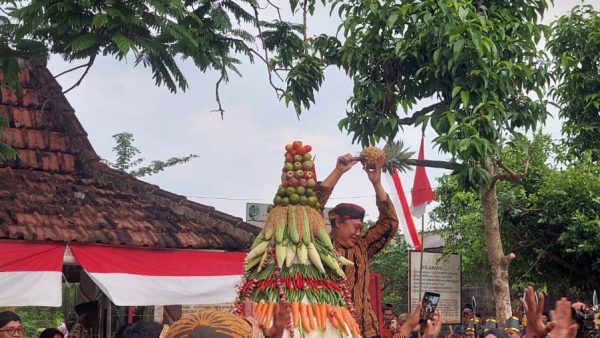 WARGA ARIYOJEDING GELAR GREBEK SURO DAN SEDEKAH BUMI